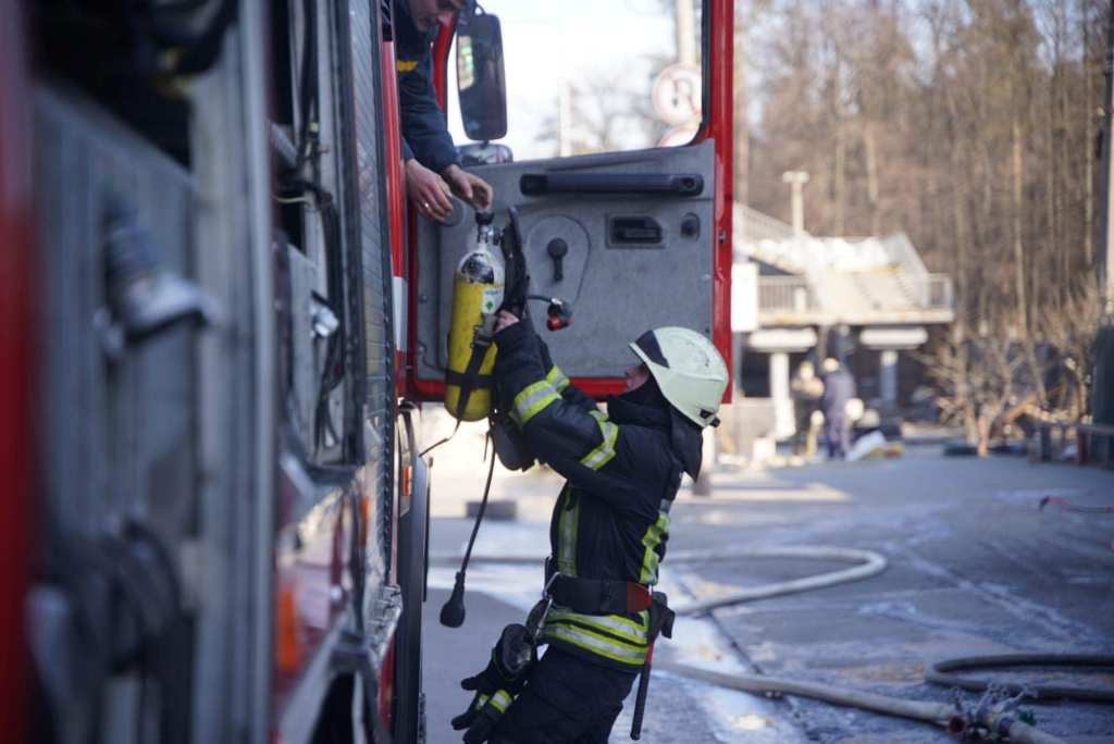 В Киеве на Подоле из-за обстрелов сгорели гаражи и часть офисного здания 6