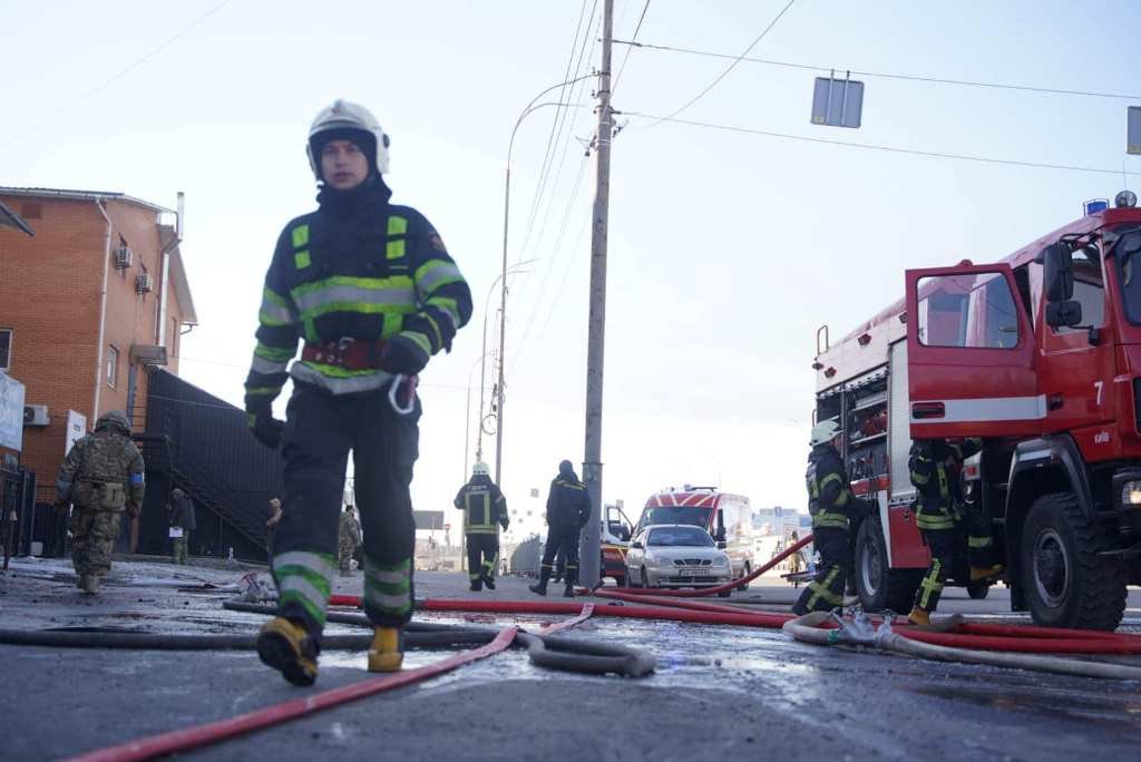 В Киеве на Подоле из-за обстрелов сгорели гаражи и часть офисного здания 7
