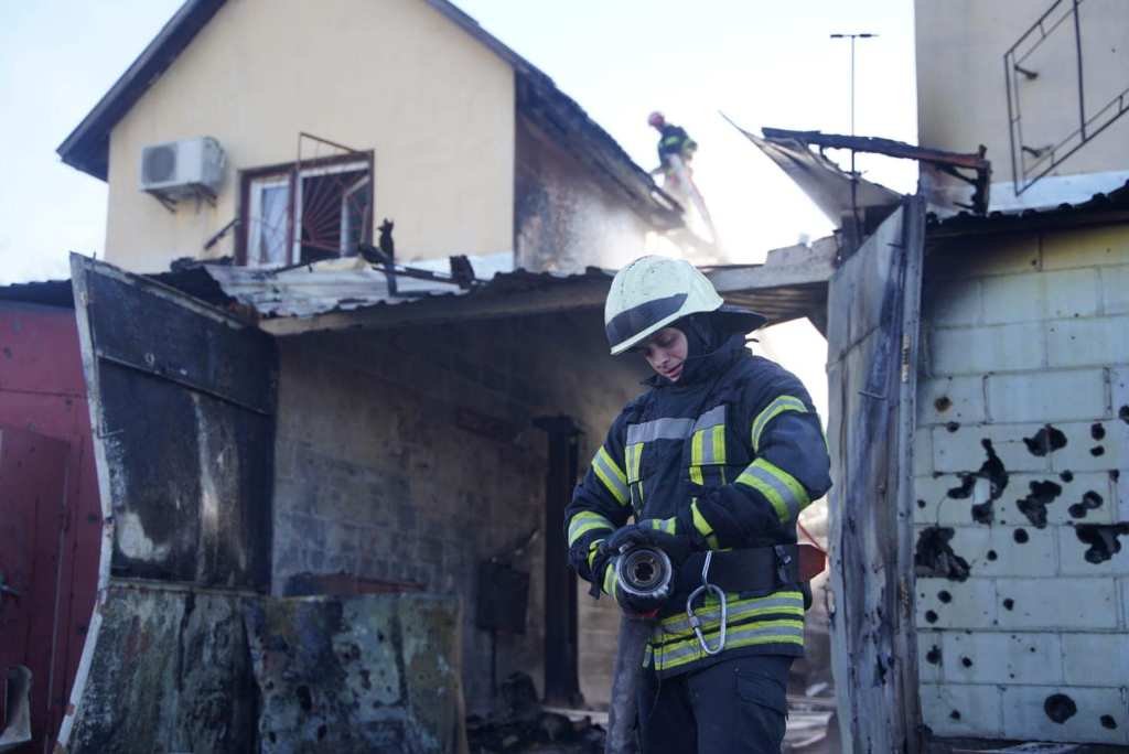 В Киеве на Подоле из-за обстрелов сгорели гаражи и часть офисного здания 8