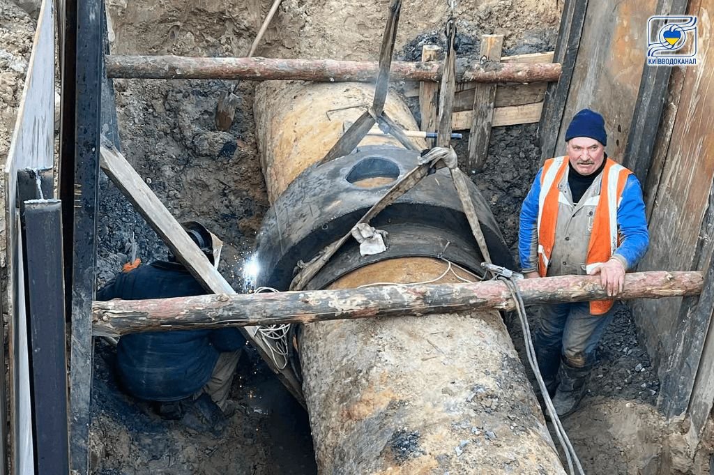 В Киеве коммунальщики продолжают устранять аварии водопровода даже в военное время. Спасибо! 1