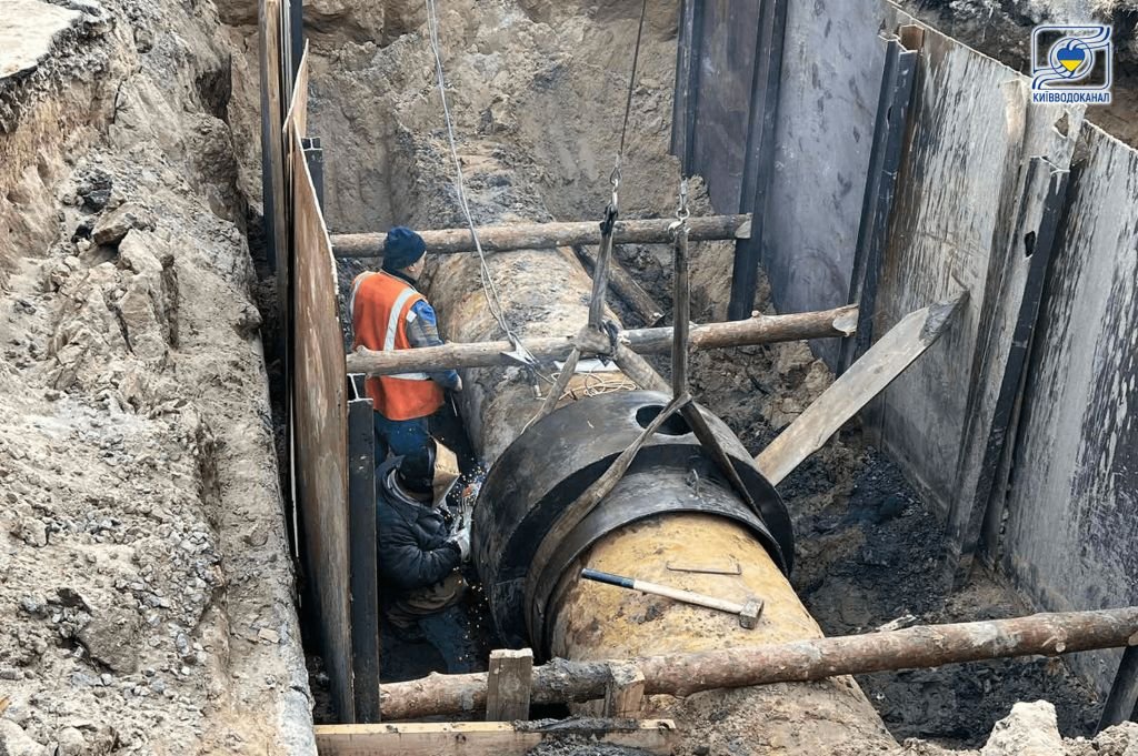 В Киеве коммунальщики продолжают устранять аварии водопровода даже в военное время. Спасибо! 2