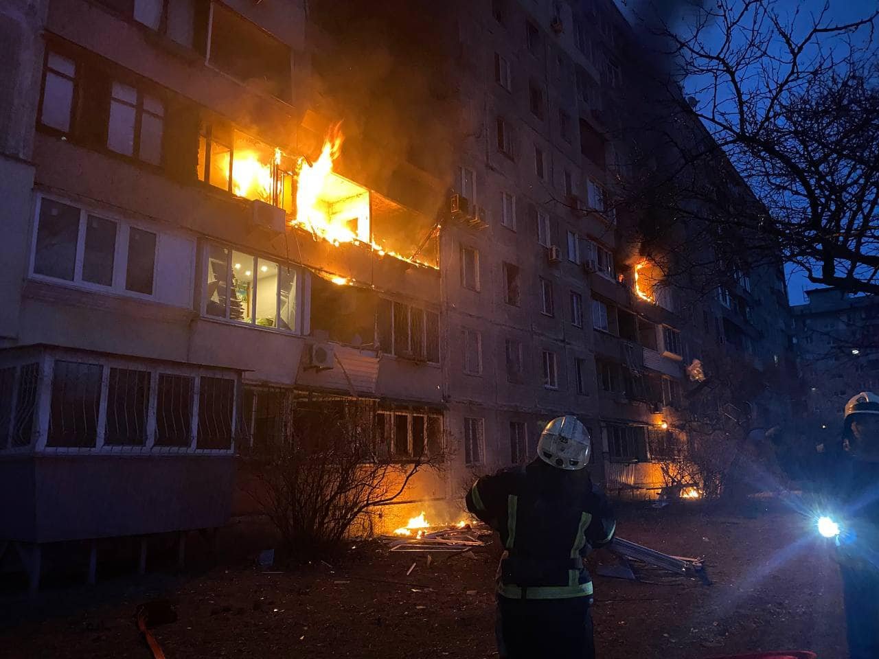 В Киеве от обстрела загорелась 9-этажка на Оболони: фото и видео с места разрушений 4