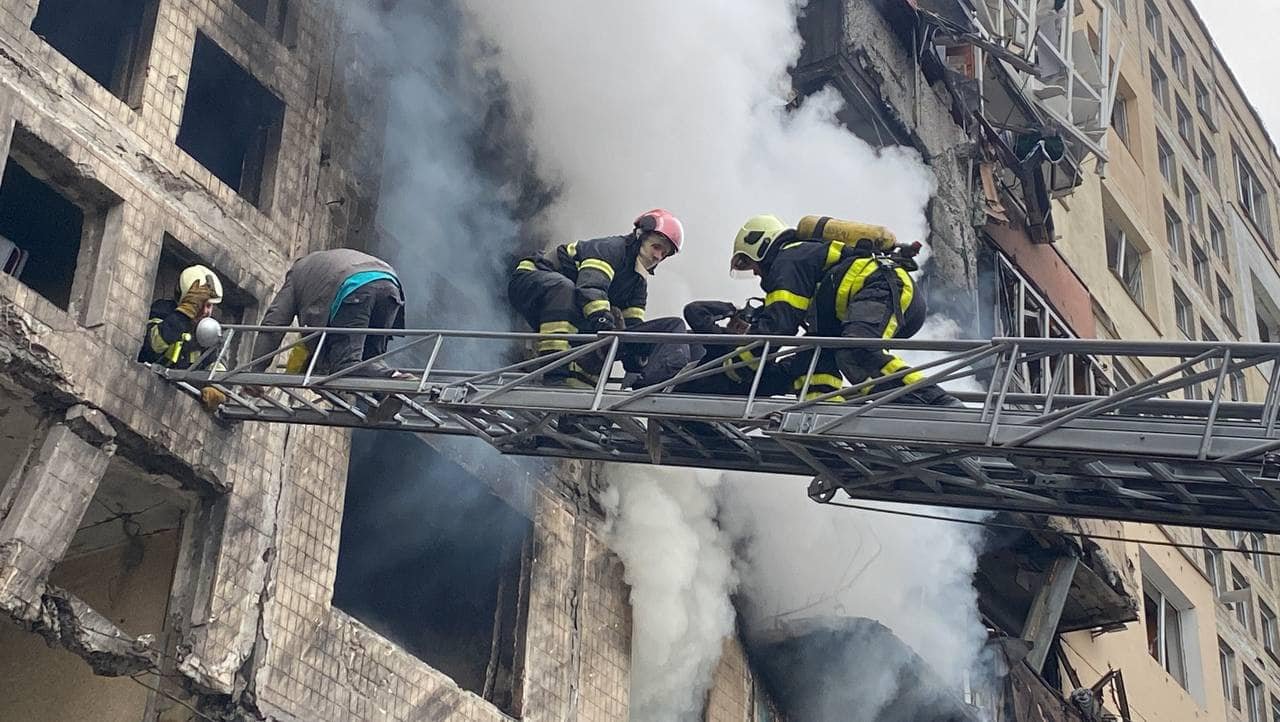 В Киеве от обстрела загорелась 9-этажка на Оболони: фото и видео с места разрушений 5
