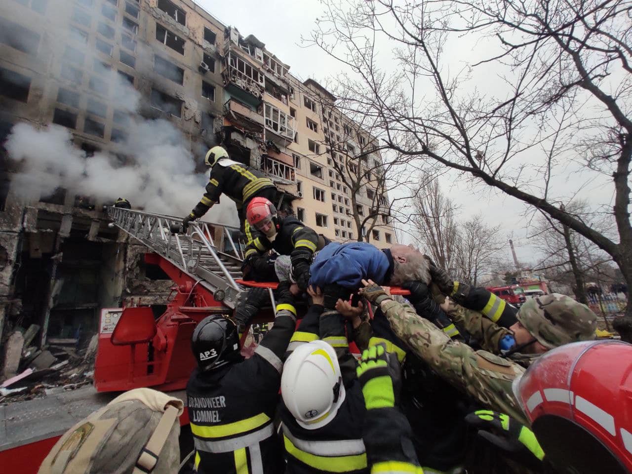 В Киеве от обстрела загорелась 9-этажка на Оболони: фото и видео с места разрушений 9
