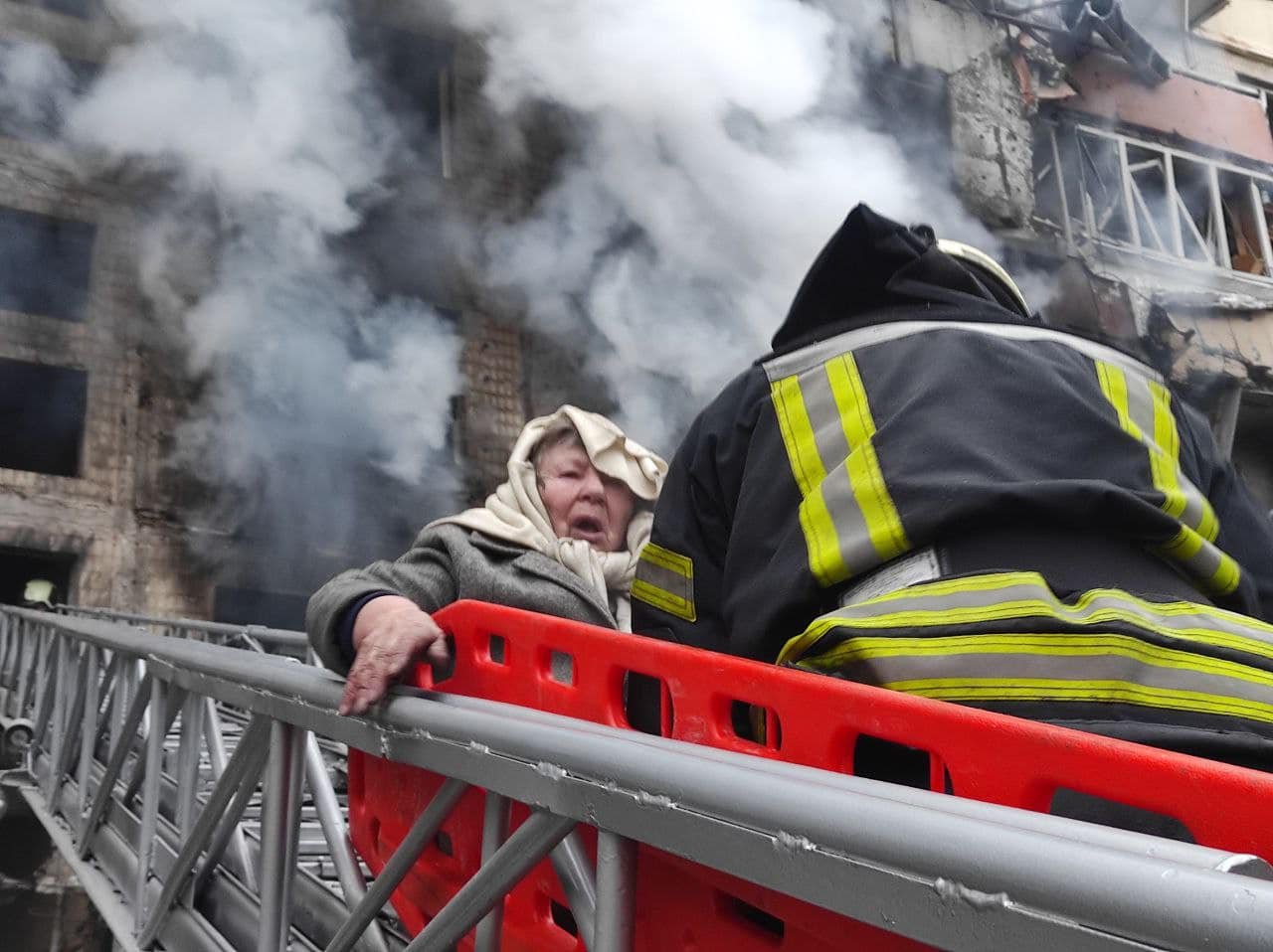В Киеве от обстрела загорелась 9-этажка на Оболони: фото и видео с места разрушений 10