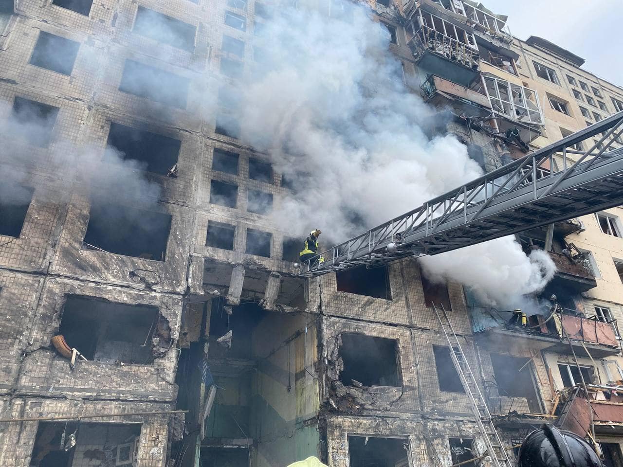 В Киеве от обстрела загорелась 9-этажка на Оболони: фото и видео с места разрушений 13