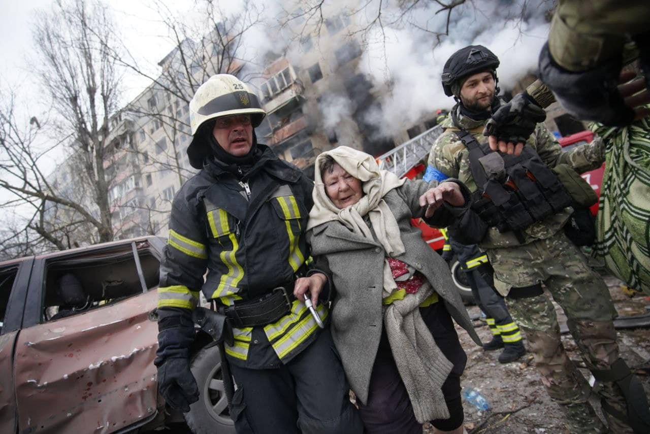 В Киеве от обстрела загорелась 9-этажка на Оболони: фото и видео с места разрушений 15