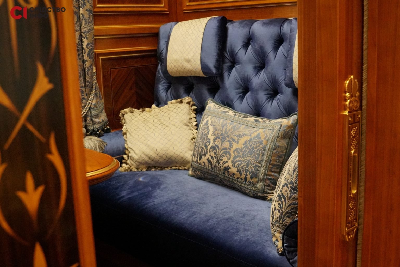 В Пуще-Водице на территории особняка Медведчука нашли "золотой" вагон-ресторан: Укрзалізниця готова его национализировать 9