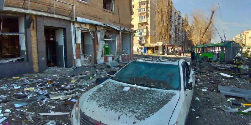 В Киеве на Куреневке на дорогу упали обломки сбитой ракеты: есть погибшие и пострадавшие.Фото и видео с места 2