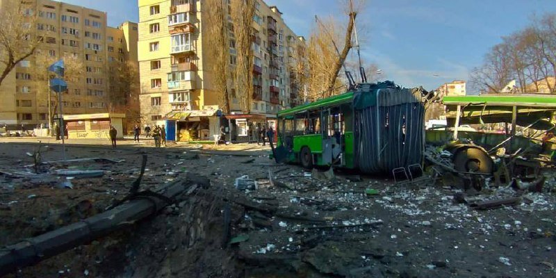 В Киеве на Куреневке на дорогу упали обломки сбитой ракеты: есть погибшие и пострадавшие.Фото и видео с места 4