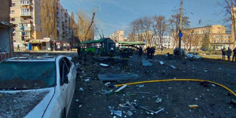 В Киеве на Куреневке на дорогу упали обломки сбитой ракеты: есть погибшие и пострадавшие.Фото и видео с места 5