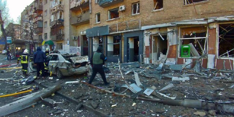 В Киеве на Куреневке на дорогу упали обломки сбитой ракеты: есть погибшие и пострадавшие.Фото и видео с места 6