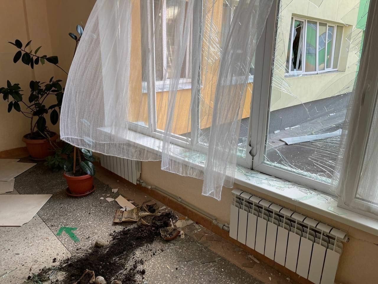 На Оболони во время обстрела многоэтажки пострадала инклюзивная школа: в убежище были люди 1