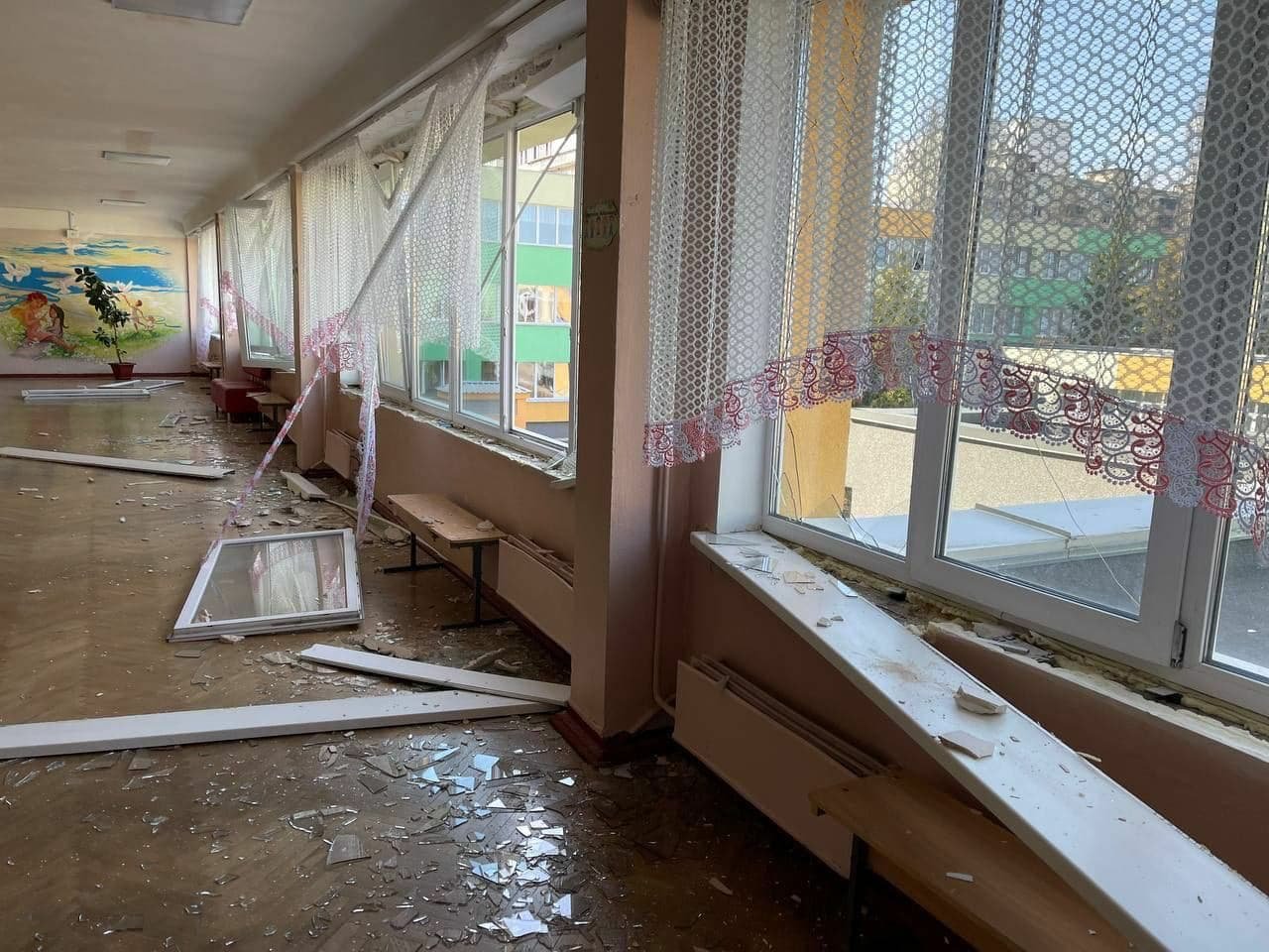 На Оболони во время обстрела многоэтажки пострадала инклюзивная школа: в убежище были люди 2
