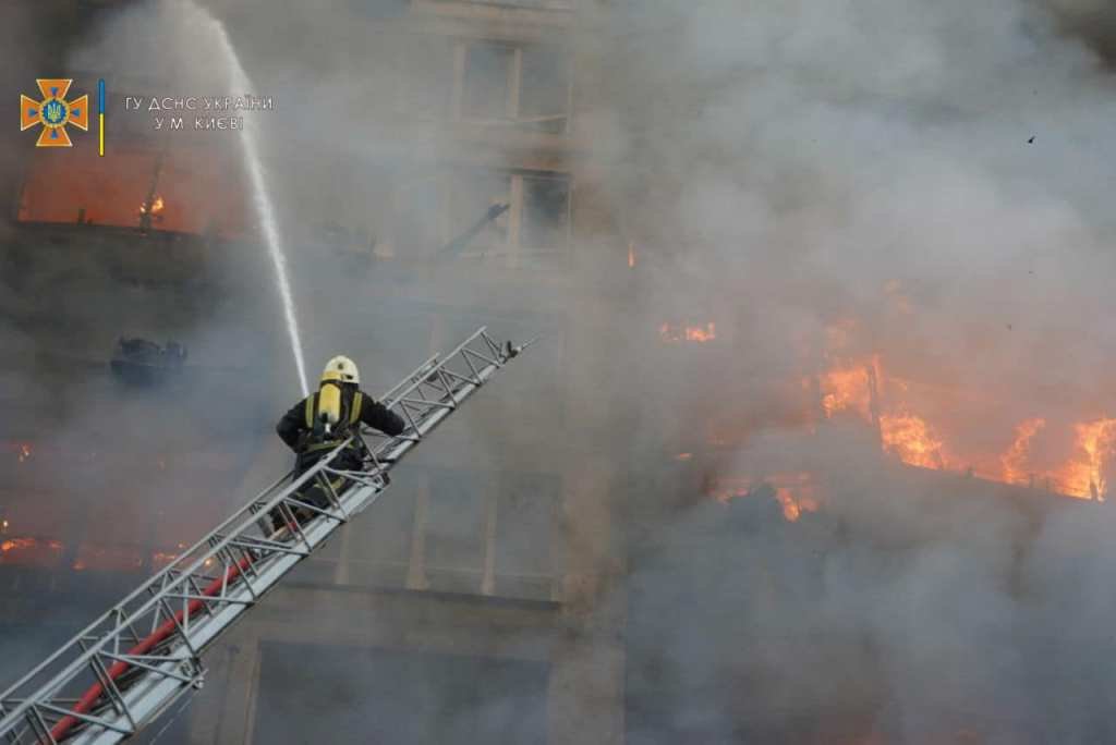 В результате обстрела Киева загорелась 16-этажка: в доме погибли люди. Фото и видео с места трагедии 1