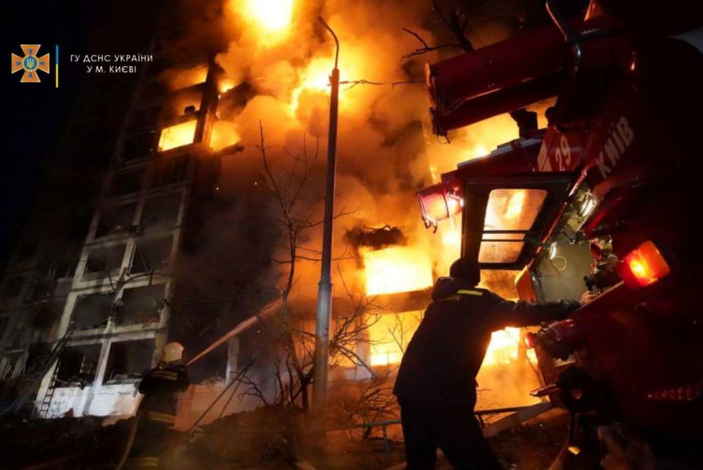 В результате обстрела Киева загорелась 16-этажка: в доме погибли люди. Фото и видео с места трагедии 3