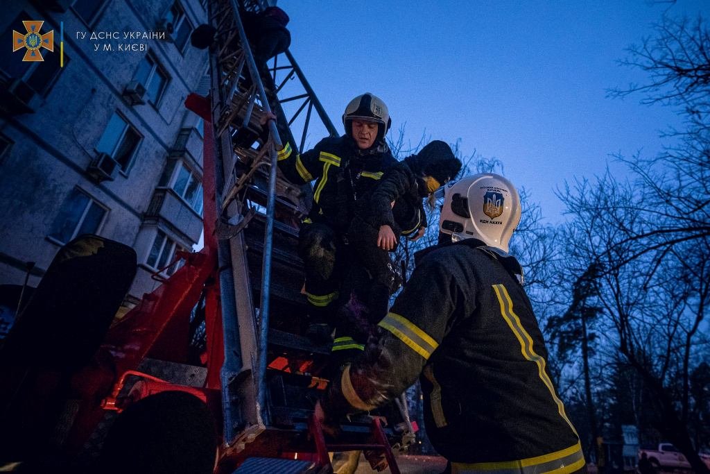 В результате обстрела Киева загорелась 16-этажка: в доме погибли люди. Фото и видео с места трагедии 4