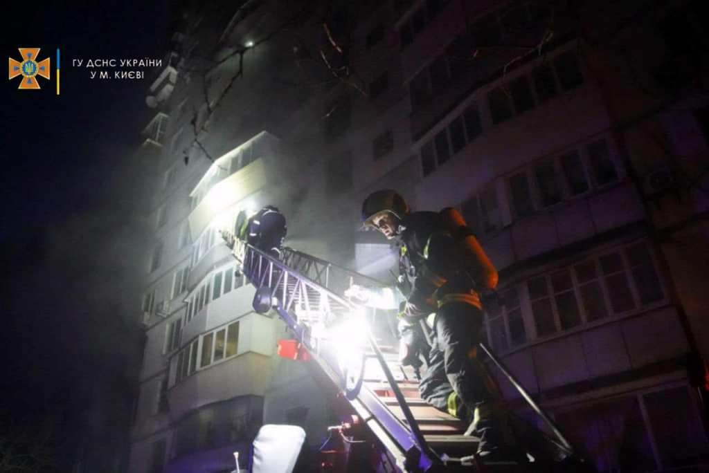 В результате обстрела Киева загорелась 16-этажка: в доме погибли люди. Фото и видео с места трагедии 5