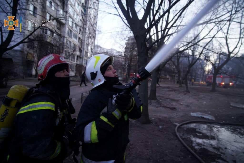 В результате обстрела Киева загорелась 16-этажка: в доме погибли люди. Фото и видео с места трагедии 6