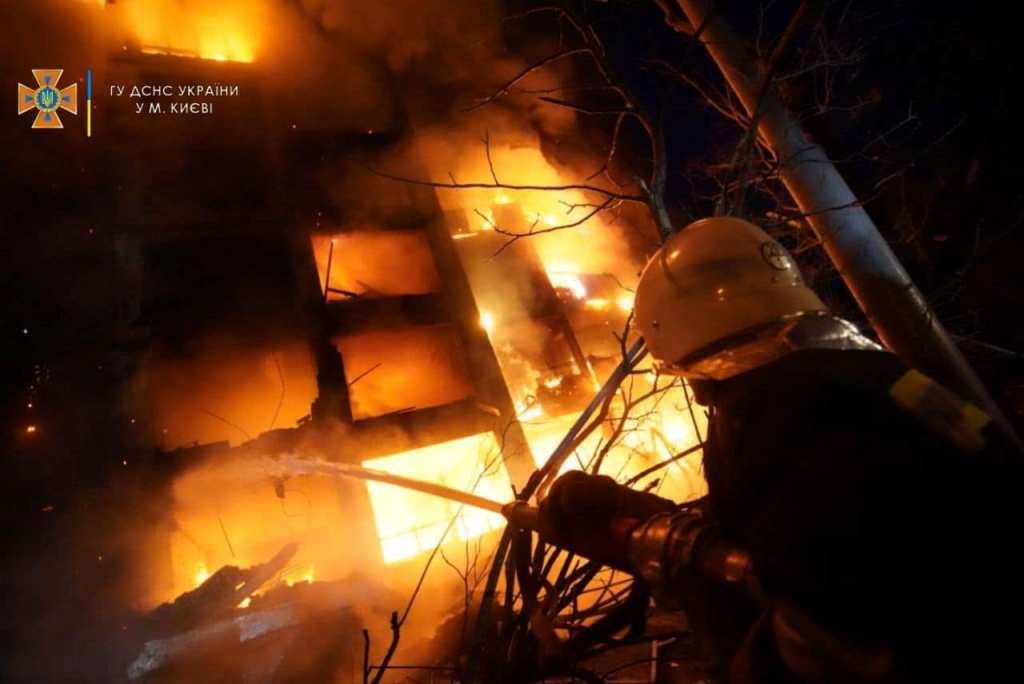 В результате обстрела Киева загорелась 16-этажка: в доме погибли люди. Фото и видео с места трагедии 8