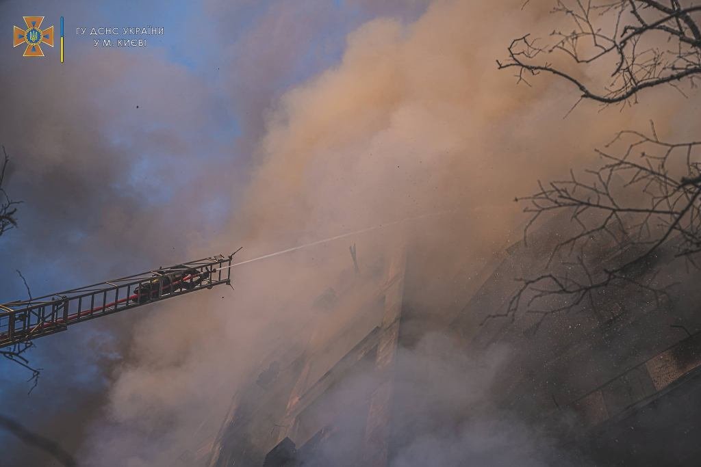 В результате обстрела Киева загорелась 16-этажка: в доме погибли люди. Фото и видео с места трагедии 9