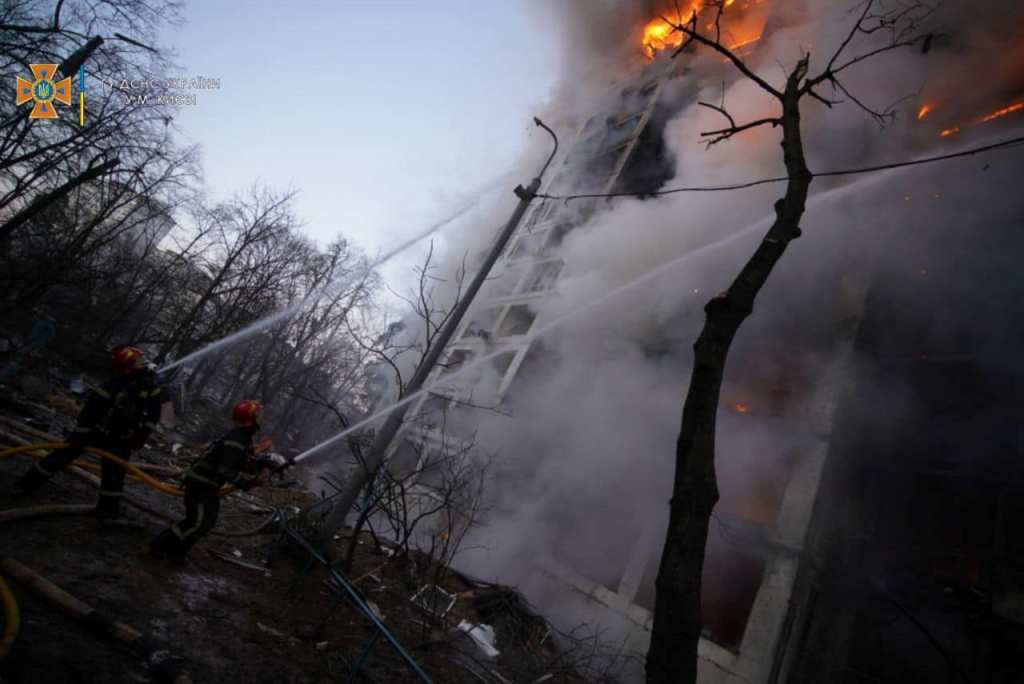 В результате обстрела Киева загорелась 16-этажка: в доме погибли люди. Фото и видео с места трагедии 10
