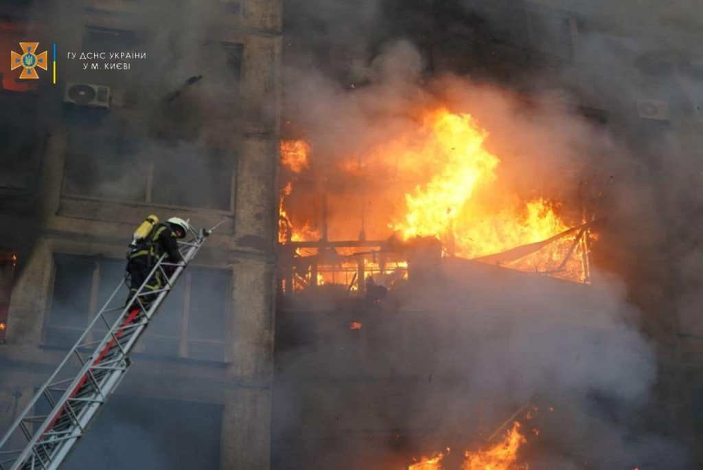В результате обстрела Киева загорелась 16-этажка: в доме погибли люди. Фото и видео с места трагедии 12