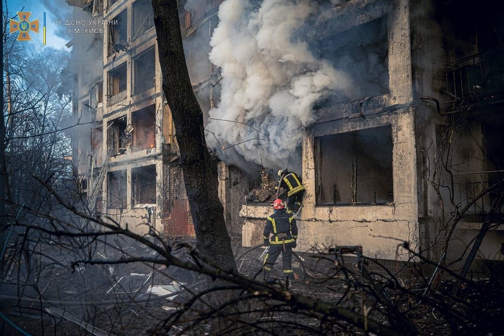 В результате обстрела Киева загорелась 16-этажка: в доме погибли люди. Фото и видео с места трагедии 13