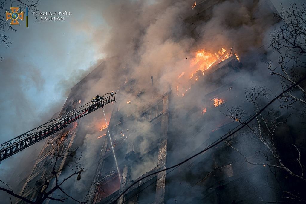 В результате обстрела Киева загорелась 16-этажка: в доме погибли люди. Фото и видео с места трагедии 14
