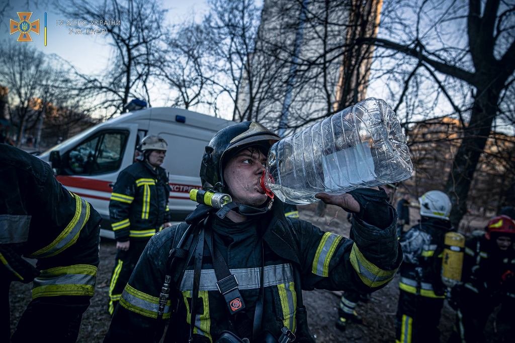 В результате обстрела Киева загорелась 16-этажка: в доме погибли люди. Фото и видео с места трагедии 15