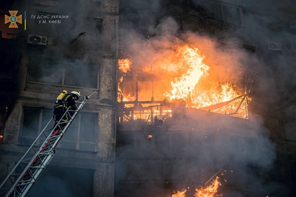 В результате обстрела Киева загорелась 16-этажка: в доме погибли люди. Фото и видео с места трагедии 16