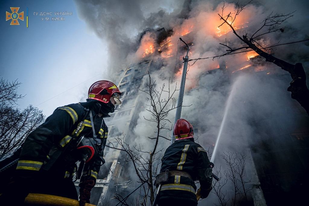 В результате обстрела Киева загорелась 16-этажка: в доме погибли люди. Фото и видео с места трагедии 17