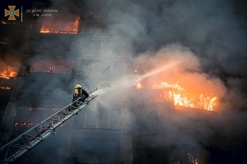 В результате обстрела Киева загорелась 16-этажка: в доме погибли люди. Фото и видео с места трагедии 18