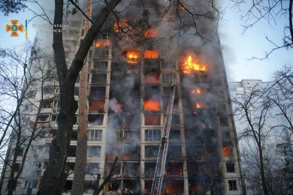 В результате обстрела Киева загорелась 16-этажка: в доме погибли люди. Фото и видео с места трагедии 22