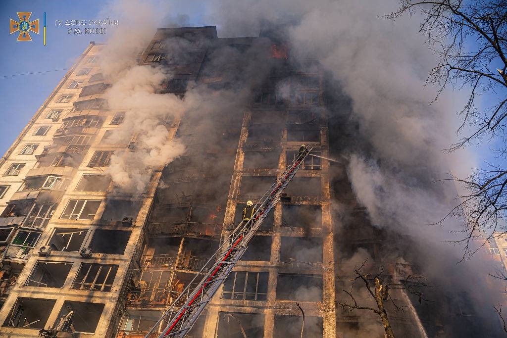 В результате обстрела Киева загорелась 16-этажка: в доме погибли люди. Фото и видео с места трагедии 23