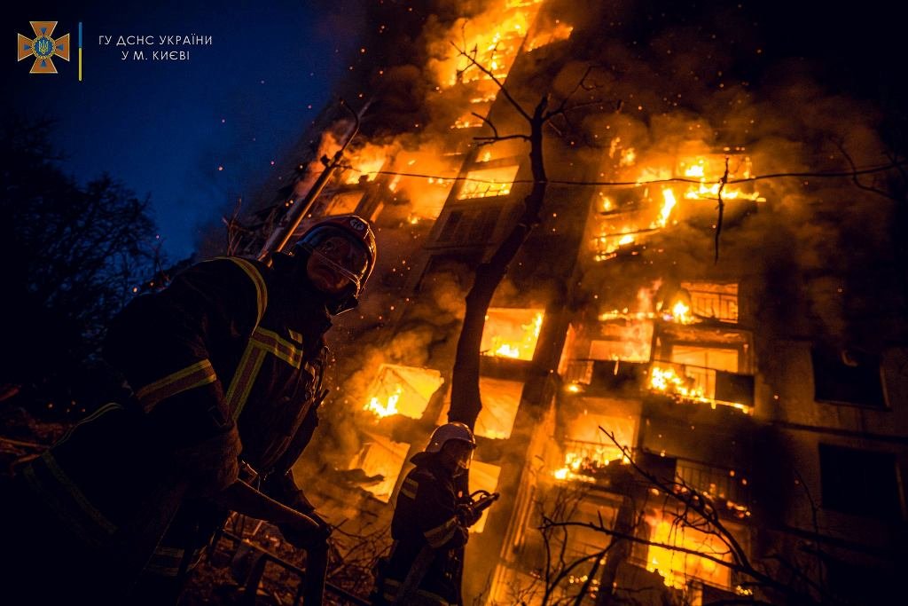 В результате обстрела Киева загорелась 16-этажка: в доме погибли люди. Фото и видео с места трагедии 24