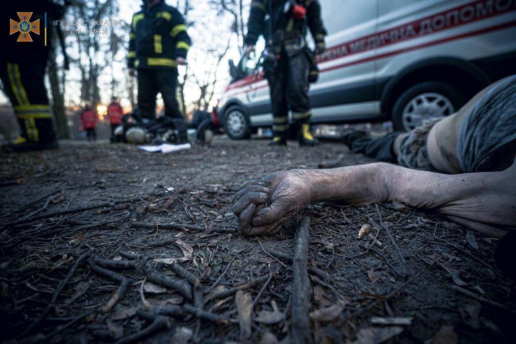 В результате обстрела Киева загорелась 16-этажка: в доме погибли люди. Фото и видео с места трагедии 25