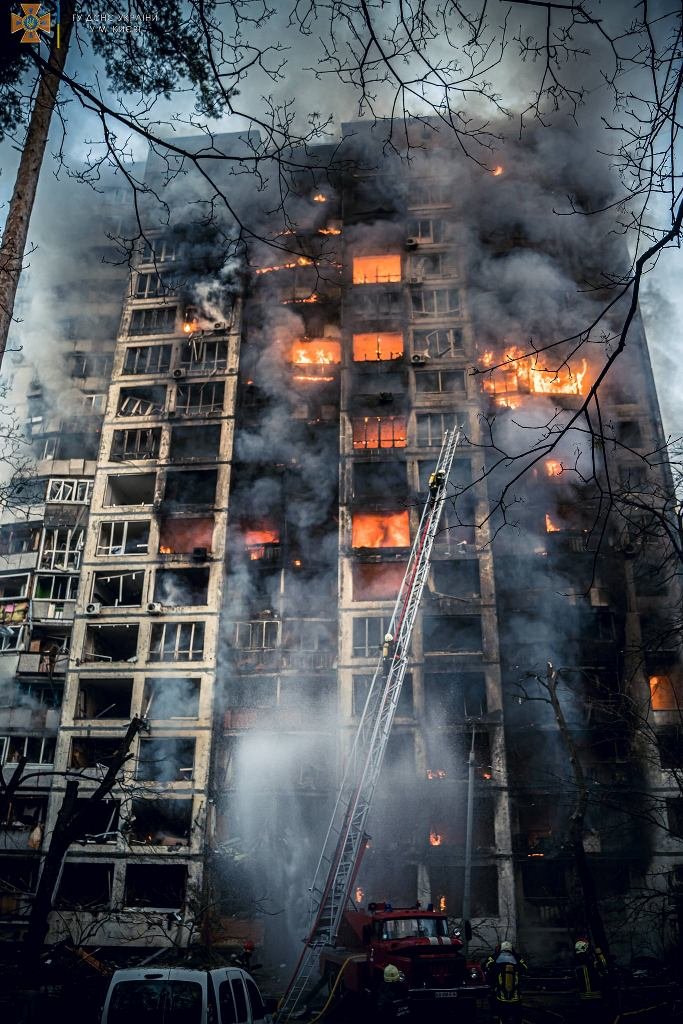 В результате обстрела Киева загорелась 16-этажка: в доме погибли люди. Фото и видео с места трагедии 26