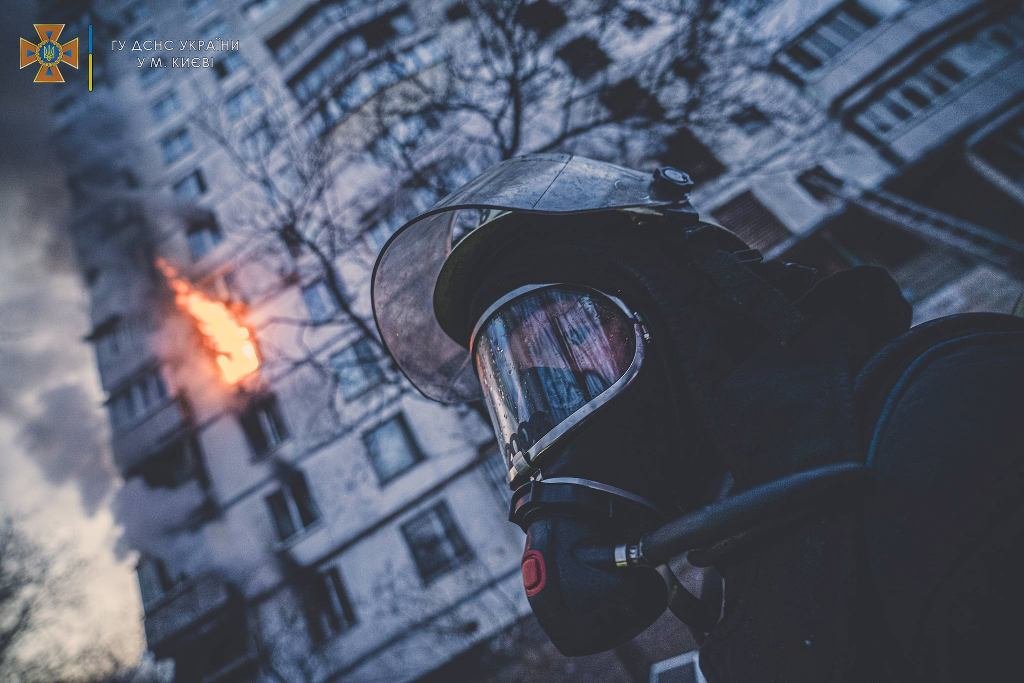 В результате обстрела Киева загорелась 16-этажка: в доме погибли люди. Фото и видео с места трагедии 27