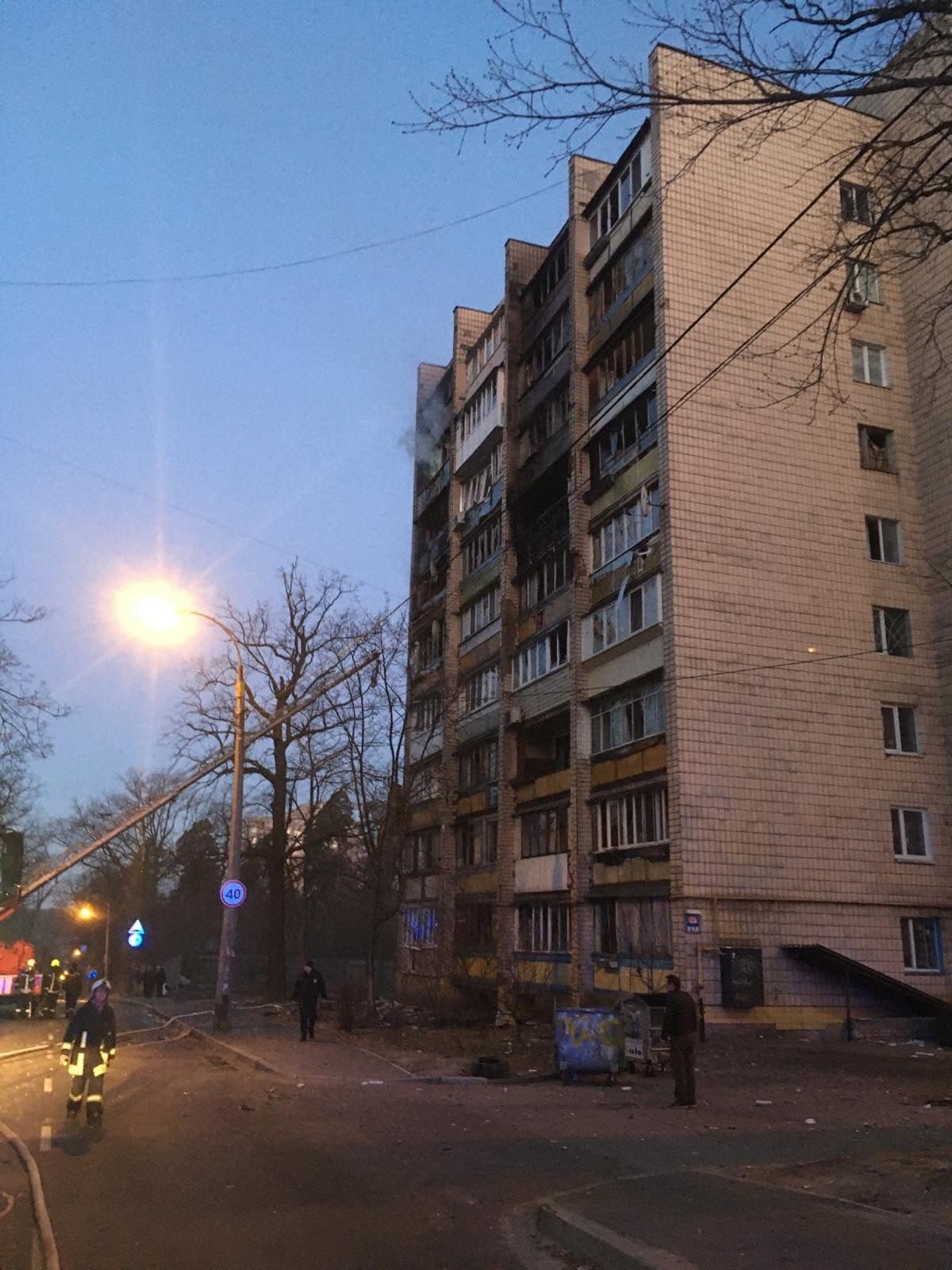 В Киеве от попадания вражеского снаряда загорелась многоэтажка: выгорело 5 этажей 2