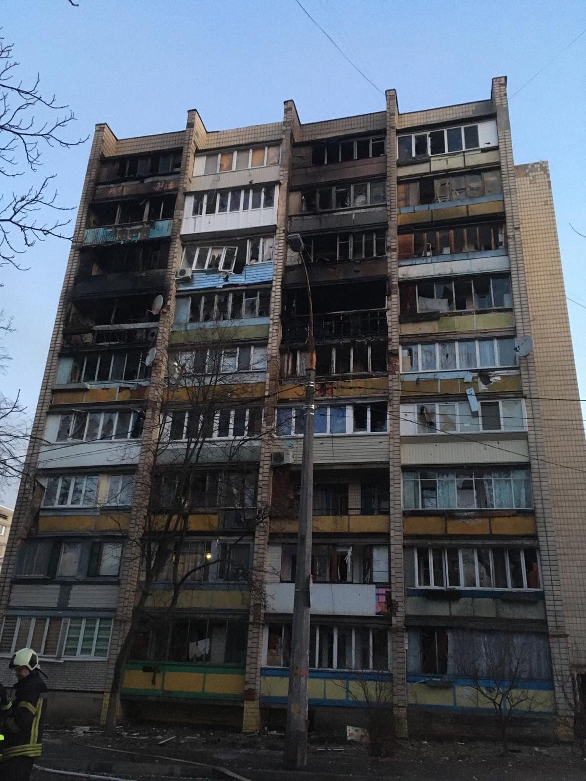 В Киеве от попадания вражеского снаряда загорелась многоэтажка: выгорело 5 этажей 3