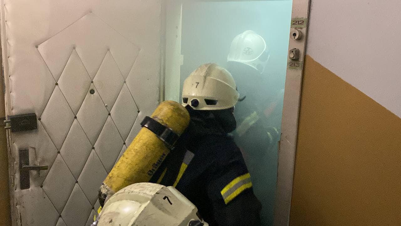 В Киеве на Оболони от обстрела загорелась 10-этажка 3