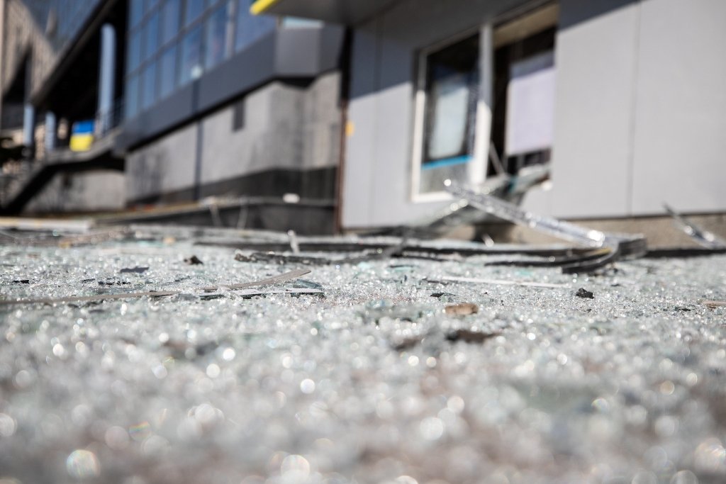 Разбитые витрины, вылетевшие окна, обваленные фасады: как выглядит Лукьяновка после обстрела 1