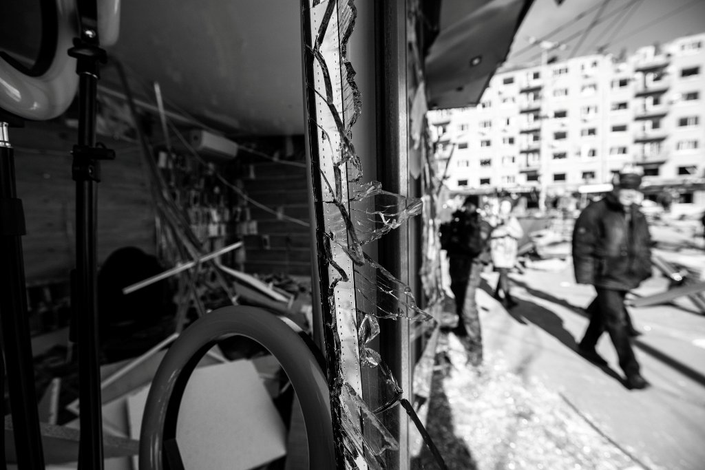 Разбитые витрины, вылетевшие окна, обваленные фасады: как выглядит Лукьяновка после обстрела 2