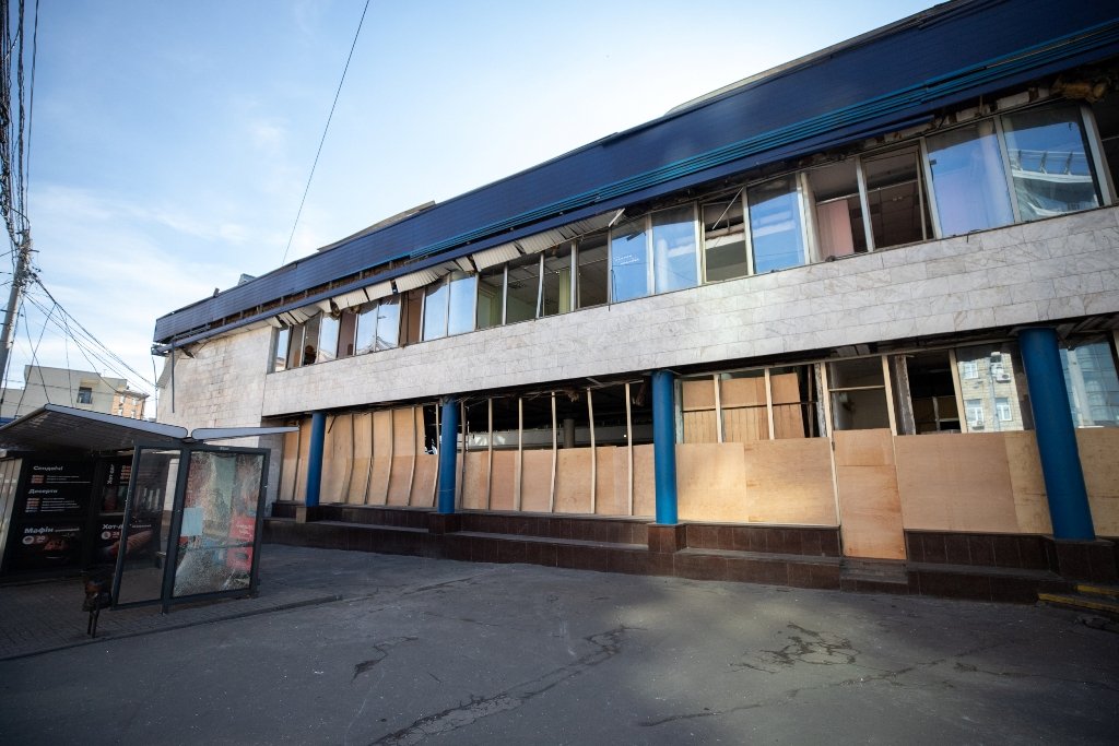 Разбитые витрины, вылетевшие окна, обваленные фасады: как выглядит Лукьяновка после обстрела 4