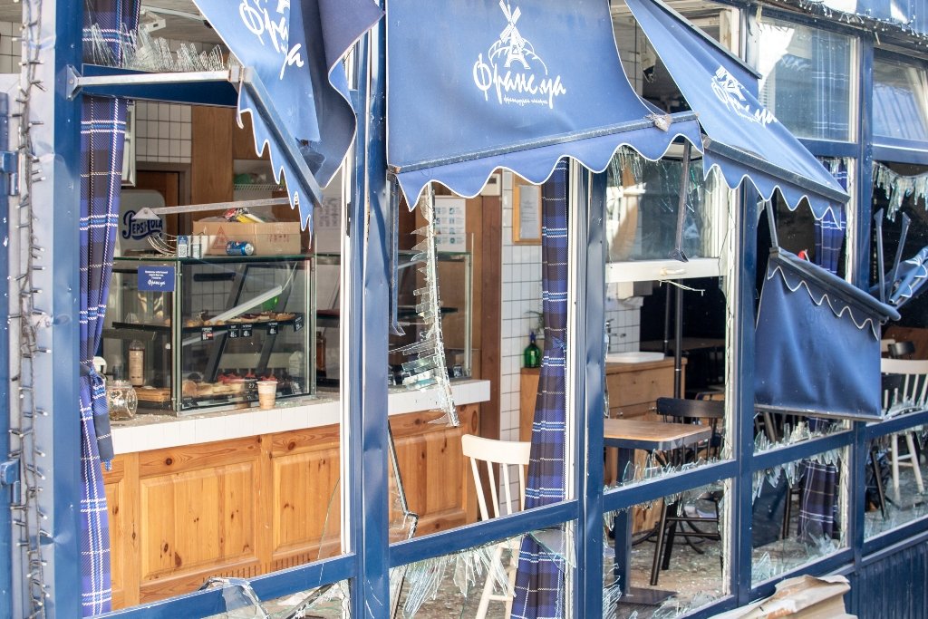 Разбитые витрины, вылетевшие окна, обваленные фасады: как выглядит Лукьяновка после обстрела 5