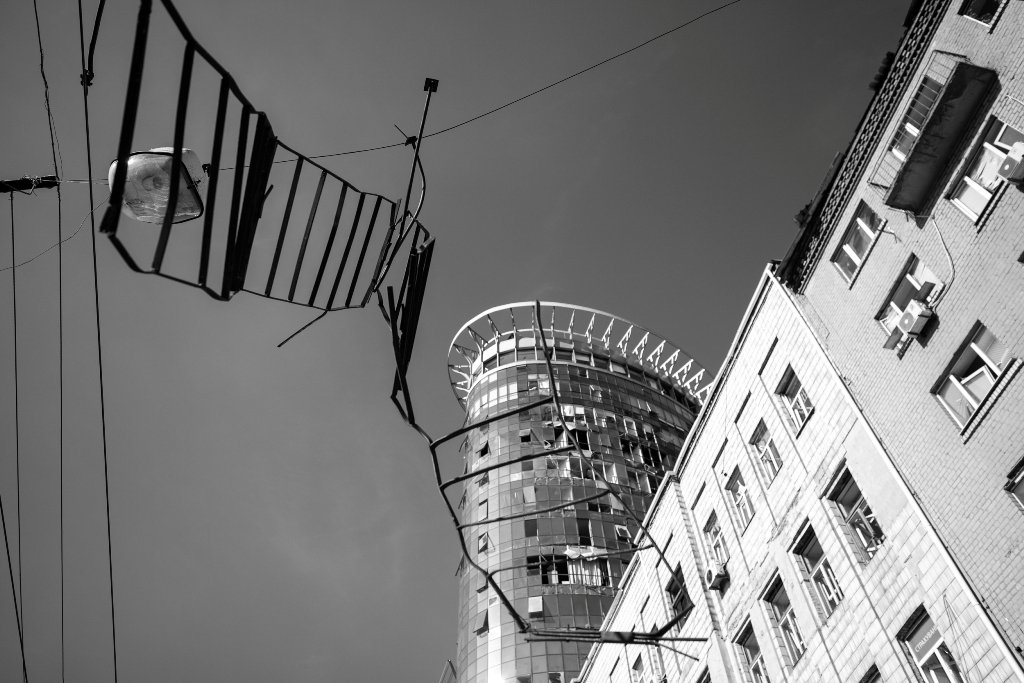 Разбитые витрины, вылетевшие окна, обваленные фасады: как выглядит Лукьяновка после обстрела 6