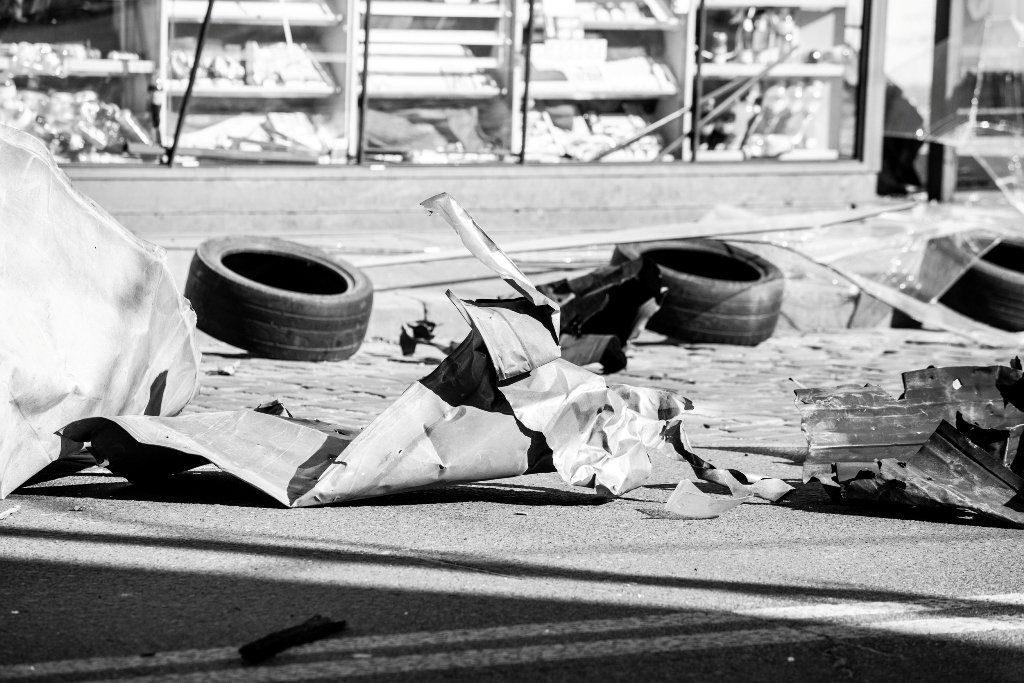 Разбитые витрины, вылетевшие окна, обваленные фасады: как выглядит Лукьяновка после обстрела 7