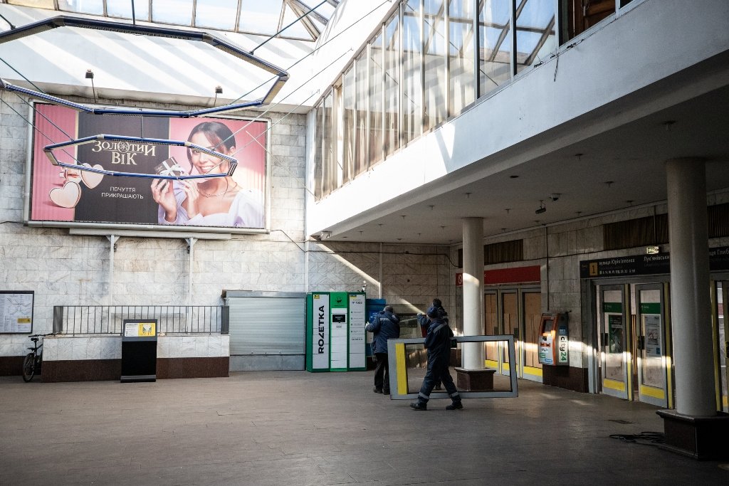 Разбитые витрины, вылетевшие окна, обваленные фасады: как выглядит Лукьяновка после обстрела 8