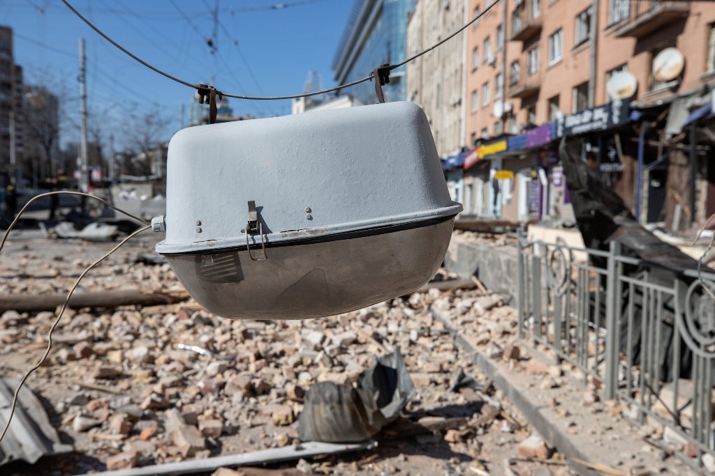 Разбитые витрины, вылетевшие окна, обваленные фасады: как выглядит Лукьяновка после обстрела 9